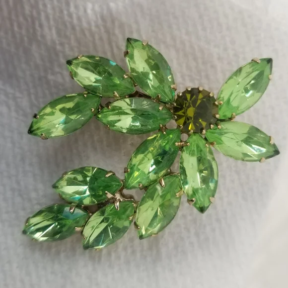 Relisted Vintage uranium glass rhinestone brooch green sparkly depression UV pin - Picture 4 of 14